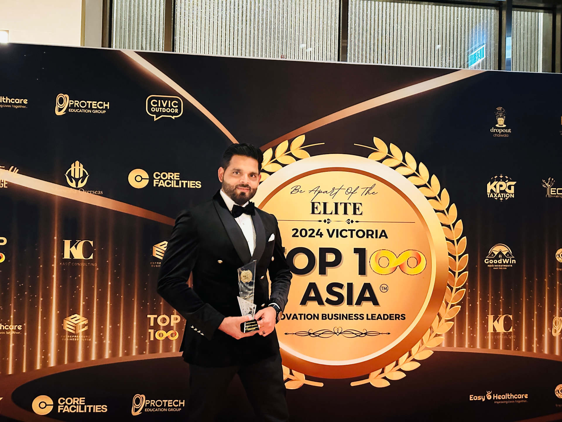 Irshad Siddiqui with his award at the 2024 Victoria Top 100 Asia stage
